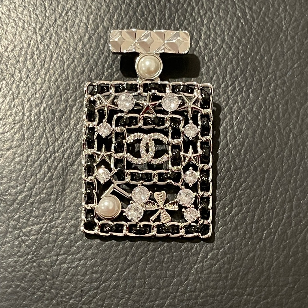 Fashion Jewelry Silver and Black Brooch with Pearl and Crystal Details
